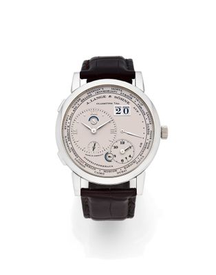 un gros plan d'une montre sur une surface blanche avec un fond blanc
