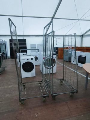 de nombreux appareils électroménagers dans une pièce équipée d'une tente