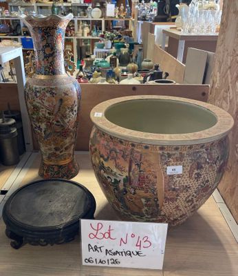 deux vases exposés dans un magasin