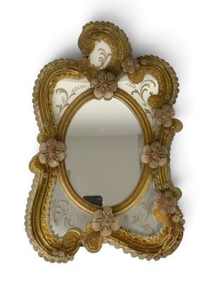 un miroir accroché au mur de la pièce