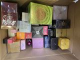 une boîte contenant toutes sortes de boîtes