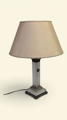 une image représentant une lampe munie d'un abat-jour beige