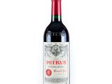 une bouteille de vin rouge posée sur une table blanche