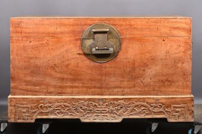 Chine Important coffre sculpté en camphrier, doubles poignée…