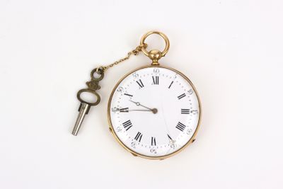 une montre à gousset en or à laquelle est attachée une clé