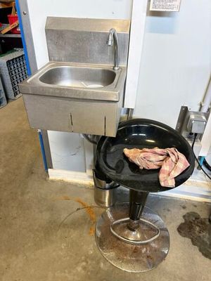 un lavabo et un autre lavabo dans une pièce où se trouve une chaise