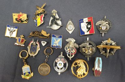 beaucoup de badges posés sur une table