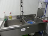 deux éviers dans une cuisine, avec un robinet et un évier