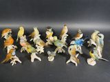 tout un tas de petites figurines d'oiseaux posées sur une table