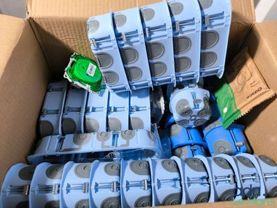 une boîte en carton remplie de nombreux jouets de toutes sortes