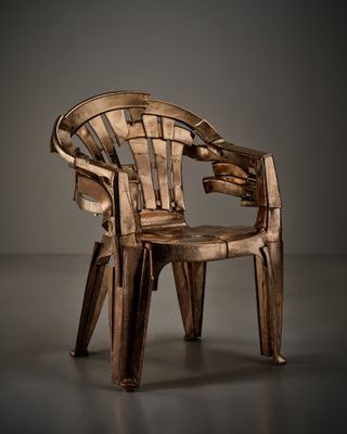 une chaise en bois qui se trouve au milieu d'une pièce