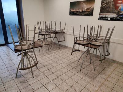 many chairs that are sitting in the corner of a room