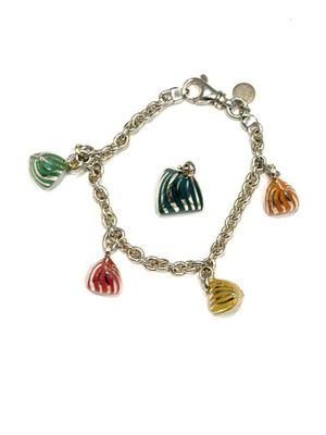 un gros plan d'un bracelet orné de breloques sur fond blanc
