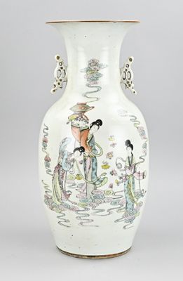 un vase blanc orné d'une image représentant une femme et un homme