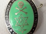 un badge sur lequel figurent une tête de mort et des os croisés