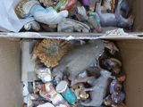 une boîte en carton remplie de jouets et de figurines