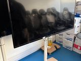 un grand téléviseur à écran plat posé sur un meuble dans une pièce