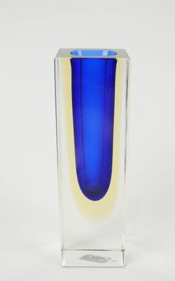 un vase en verre orné d'un motif bleu et jaune