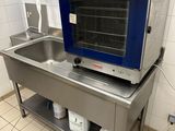 une cuisine équipée d'un évier, d'une cuisinière et d'un four grille-pain