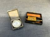 une petite boîte contenant une horloge