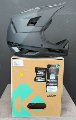 un gros plan d'une boîte sur laquelle est posé un casque