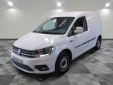 la camionnette blanche est garée sur un sol carrelé en damier