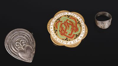 un gros plan sur deux bagues et une bague en argent posées sur une table