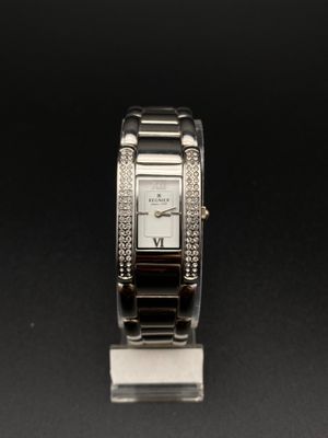 une photo d'une montre-bracelet pour femme sertie de diamants