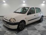 la photo d'une petite voiture blanche garée dans un garage