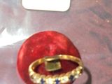 une bague en or sertie de pierres bleues et blanches