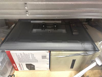 une image représentant un ordinateur portable posé sur une boîte