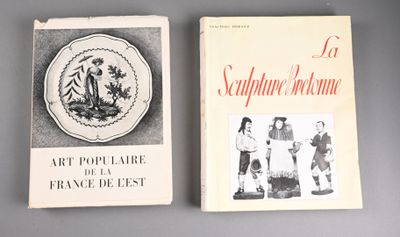 deux livres posés sur une table, sur lesquels figurent des photos de personnes