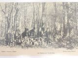 une photo en noir et blanc d'un groupe de personnes dans les bois