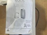 une image représentant une boîte contenant du matériel électronique posée sur une table