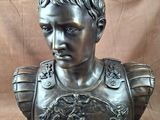 un buste en bronze représentant un jeune homme en armure