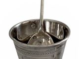 un bol en argent contenant une cuillère et une cuillère dans le bol