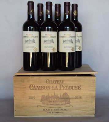 six bouteilles de vin dans un coffret en bois sur une table