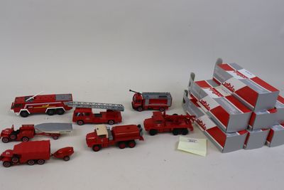 beaucoup de camions de pompiers miniatures posés sur la table