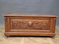 Coffre rectangulaire en noyer mouluré et sculpté, la façade …