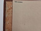 un livre à la couverture marron posé sur une table