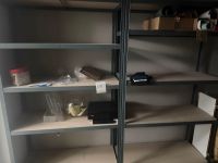 Cinq étagères cornières, plateaux bois avec contenu ( sauf c… (photo 4)