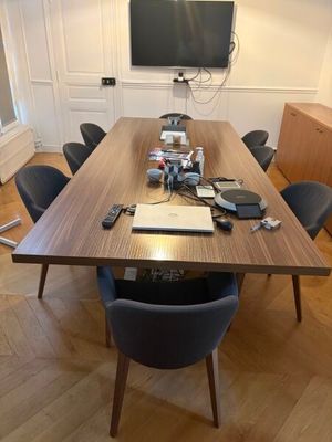 Grande table de réunion, piètement en métal laqué blanc