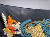 un drapeau noir sur lequel figurent un oiseau et un vase