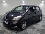 une photo d'une Toyota Yaris noire garée sur un sol à damier