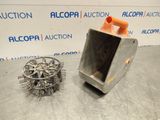 un tas de vis posé sur une table à côté d'une machine