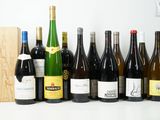 beaucoup de bouteilles de vin sur la table
