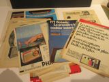 beaucoup de livres et de magazines sur la table