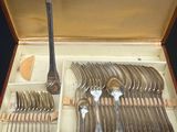 l'argenterie dans un coffret avec des cuillères et des cuillères à l'intérieur