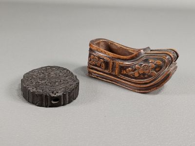un petit sabot en bois et un petit objet noir