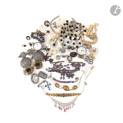 un tas de bijoux posé sur une surface blanche